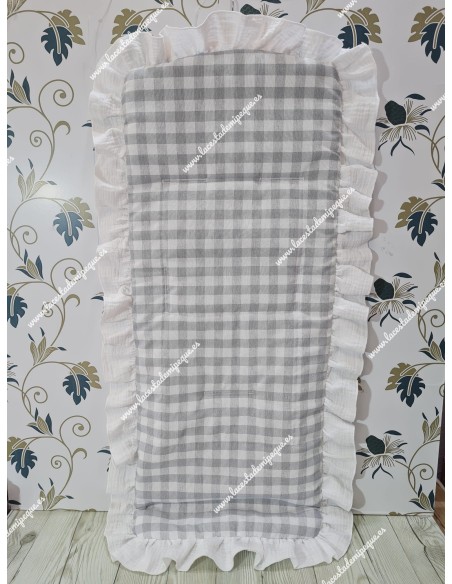 Funda Universal Vichy Gris Mediano con volante a todo alrededor en bambula lisa blanca