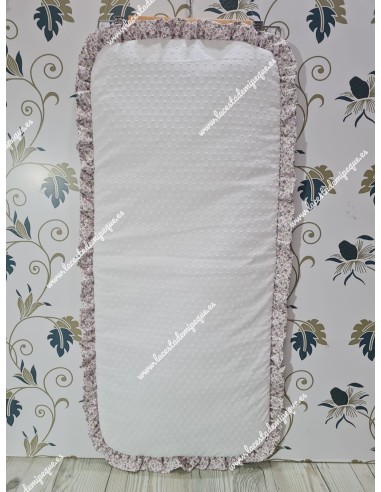 Colchoneta Capazo Universal Plumeti Blanco Volante Flores Morado y Gris