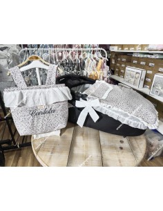 Pack Bolso, Cubrecapazo, Colchoneta Capazo y Colcha Capazo Flores Morado y Gris Combi Plumeti Blanco 2