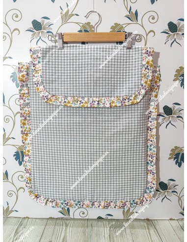 Colcha Capazo Universal Vichy gris cuadro pequeño volantito Flores otoñales en tonos rosa