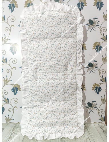 Funda Universal Flores camel con  Volante a todo alrededor en tejido de bambula blanca
