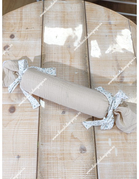 Cojín antivuelco o caramelo Bambula lino lazos flores camel