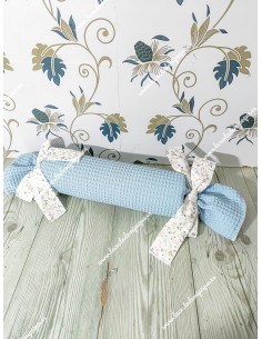 Cojín antivuelco o caramelo Waffle Azul Lazo Flores camel