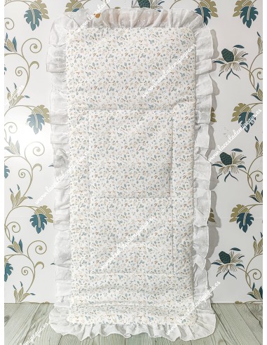 Funda Universal Flores camel con  Volante a todo alrededor en tejido Plumeti blanco