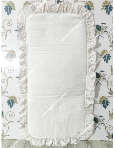 Colchoneta Capazo Universal plumeti blanco y volante alrededor en flores y hojas camel