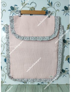 Colcha Capazo Universal Waffle Rosa Volante Flores morado y gris