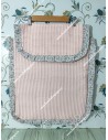 Colcha Capazo Universal Waffle Rosa Volante Flores morado y gris