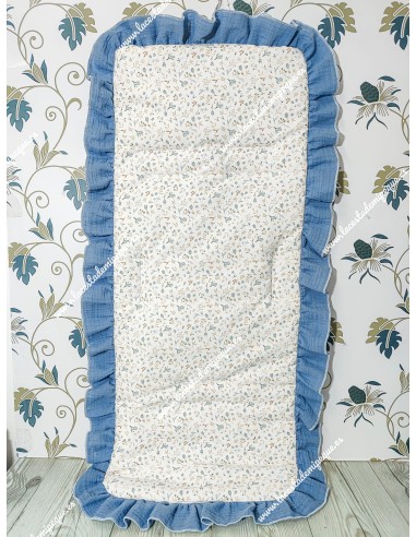 Funda Universal Flores camel con  Volante a todo alrededor en tejido de bambula azul jeans