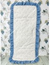 Funda Universal Flores camel con  Volante a todo alrededor en tejido de bambula azul jeans