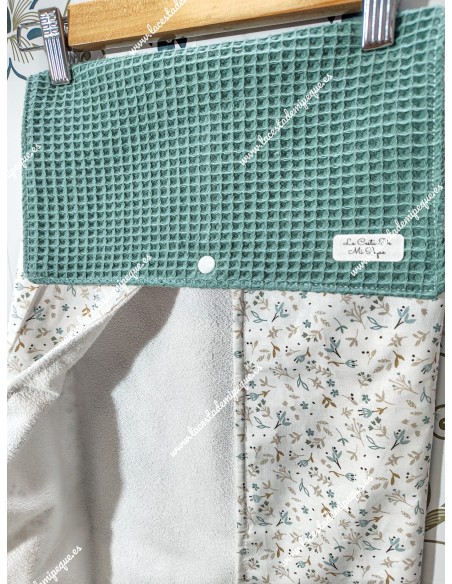 Cambiador Flores y Hojas Camel tapeta waffle verde jade